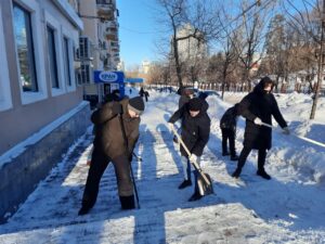 Более 200 сотрудников «Водоканала» присоединились к общегородской уборке снега
